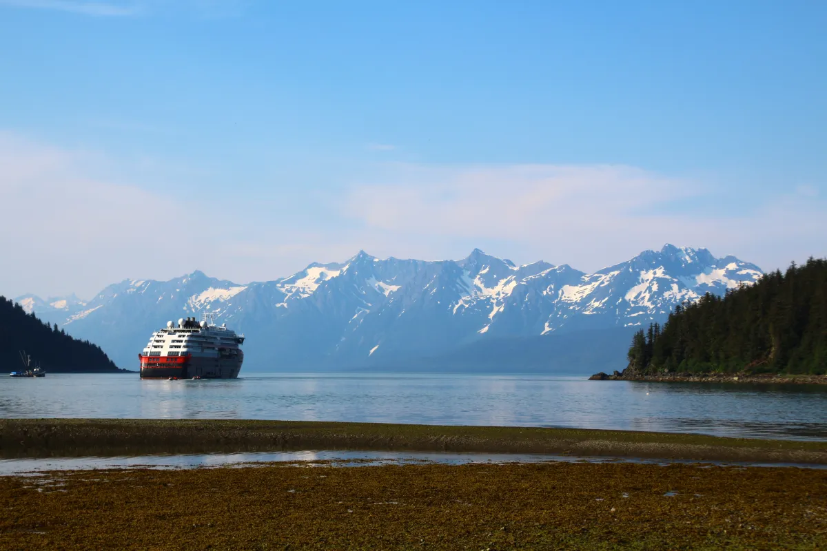 Expedition ship in William Henry Bay